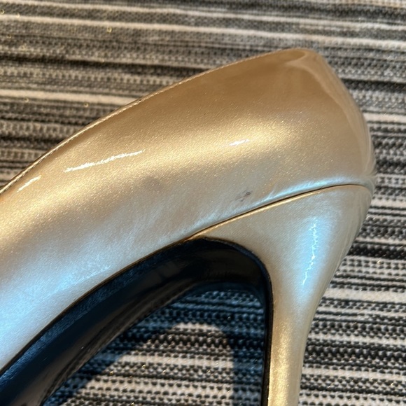 Stuart Weitzman Beige Patent Leather Heels - Picture 6 of 7